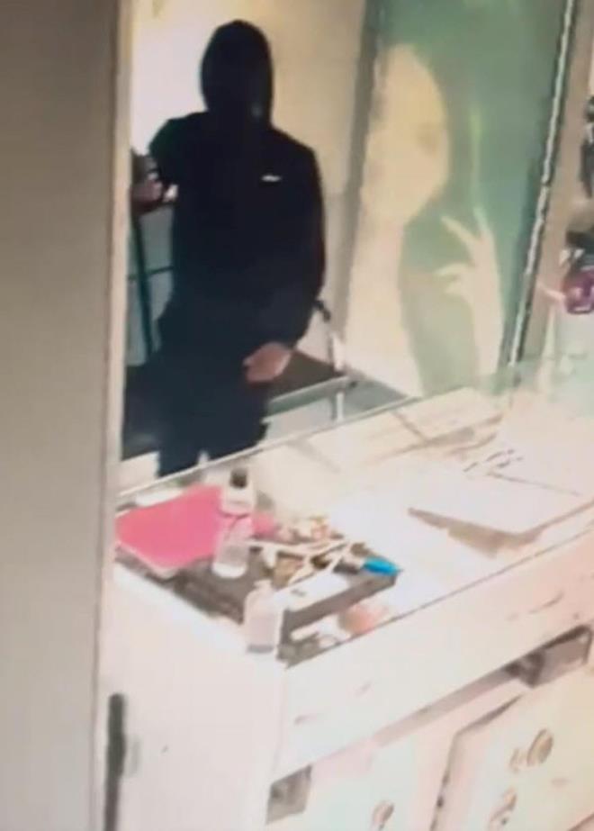 Bedirhan Burak Albalar, ihbar zerine adrese gelen salk ekipleri tarafndan Buca Seyfi Demirsoy Hastanesi'ne kaldrd. Albalar'n salk durumunun iyi olduu belirtildi.