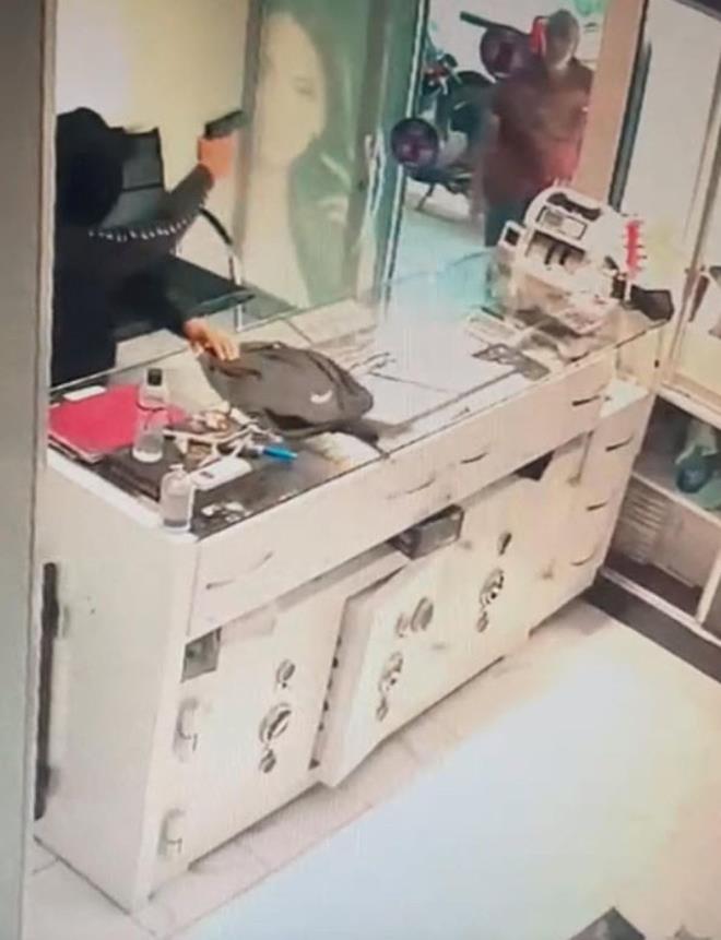 Silah sesi zerine evredekiler, dkkana kotu. Yaraly grenler durumu salk ve polis ekiplerine bildirdi.