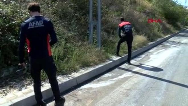 Ekipler, ellerindeki cihazlarla yolda ve yol kenarnda bulunan maddeyi inceledi.  tfaiye yola dklen maddeyi tazyikli suyla temizledi.