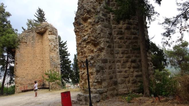 7 asr birok medeniyete ev sahiplii yapan Kozan Kalesi, Hitit ve Asurlar dneminin izlerini gelecee tayan 400 metre uzunluundaki surla grenleri etkiliyor.