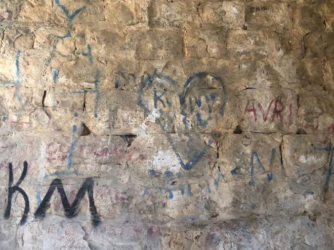 Kalede, su kuyular, sarnlar, zindanlar ve mutfaklar gibi birok yap her yl tarih turizmi iin ileye gelen binlerce kiiye ev sahiplii yapyor.