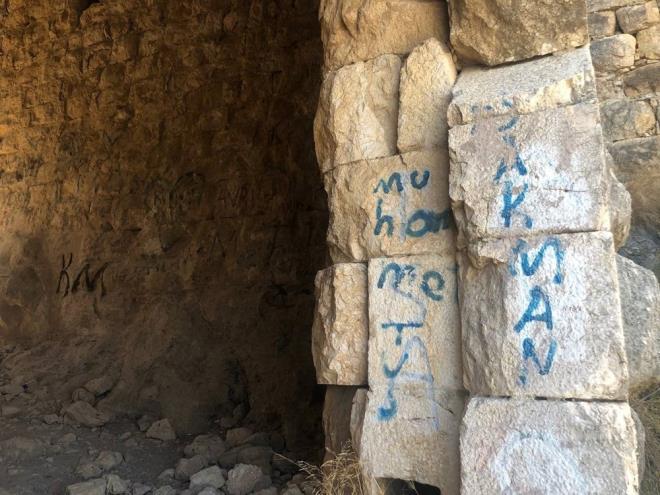 Hatay?dan ileye ziyarete gelen Reit Yldz, ?Kozan Kalesi'ni ok duydum ve gezmek istemitim. Burada genler gelip yazlar yazm kirletmiler zldm. Ltfen bunu yapmayalm.? diyerek tepki gsterdi.