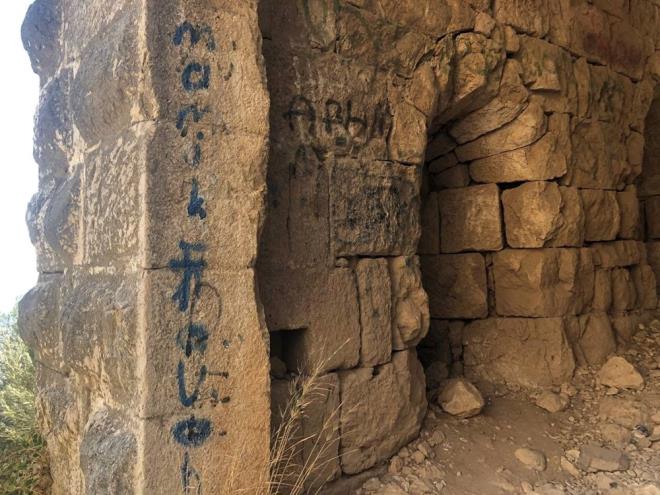 Kozan'da grkemli surlar ve tarihi dokusu ile her yl binlerce kiinin ziyaret ettii Kozan Kalesi'nin tarihi duvarlarna spreyle yazlama ve resim yaplmas tepki ekti.