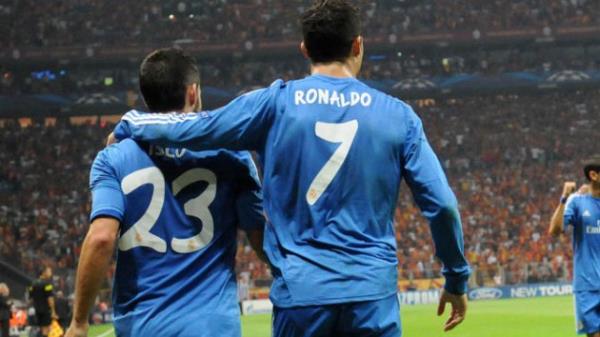 <b>Kenan Eretingz:</b> Matan geriye kalan: Demet Akaln "ronaldo'nun gzaltlarn kim yapm?" Saba Tmer de "ronolda'nn sa geen mata da aynyd:))