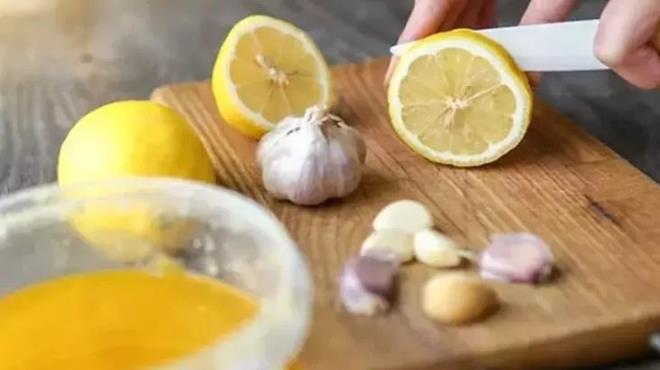 -Lahana suyu ierdii kkrt ve klor sayesinde ok etkili bir barsak temizleyicidir. Ayn zamanda barsak sal iin de byk bir nem tar. Bu zellii sayesinde de kolitin hastaln ksa zaman iinde tedavi edebilir.  <BR>  -Kolon kanserine kar korumaya yardmc olur.  <BR>  -Lahana suyu, iltihap kurutma konusunda olduka etkilidir. Ayn zamanda da deri ve cilt iltihaplarn kurutur.  <BR>  -Pek ok salk uzman vcuttaki mide kanseri, strojen metabolizma srecini hzlandrdn, prostat kanseri, akcier kanseri ve kolon kanseri gibi eitli hastalklara yakalanma riskini nemli lde azalttn savunur.