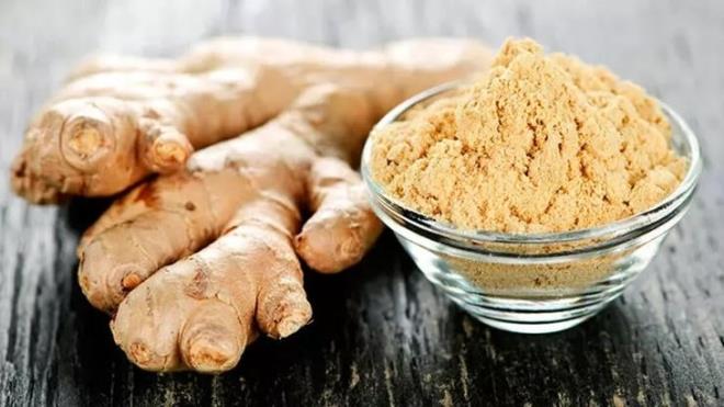 Bu tarifin dnda lahana krn de deneyebilirsiniz.<p>    LAHANA KR YAPILII<p>    -1 litre suyu bir kabn iine alarak ocan zerine yerletirmeniz gerekir. Su kaynaynca da lahana yapraklarn suyun iine ilave ederek kaynatmanz gerekir.  <BR>  -Yaklak 6-7 dakika kadar halanan yapraklar ise, suyun iinden alp ve suyu bir ime kabna boaltmanz gerekir. Az yakamayacak kadar scaklkta tketilmesi nerilir.<BR>    -4 adet lahana yapra<BR>    -Yarm litre ime suyu