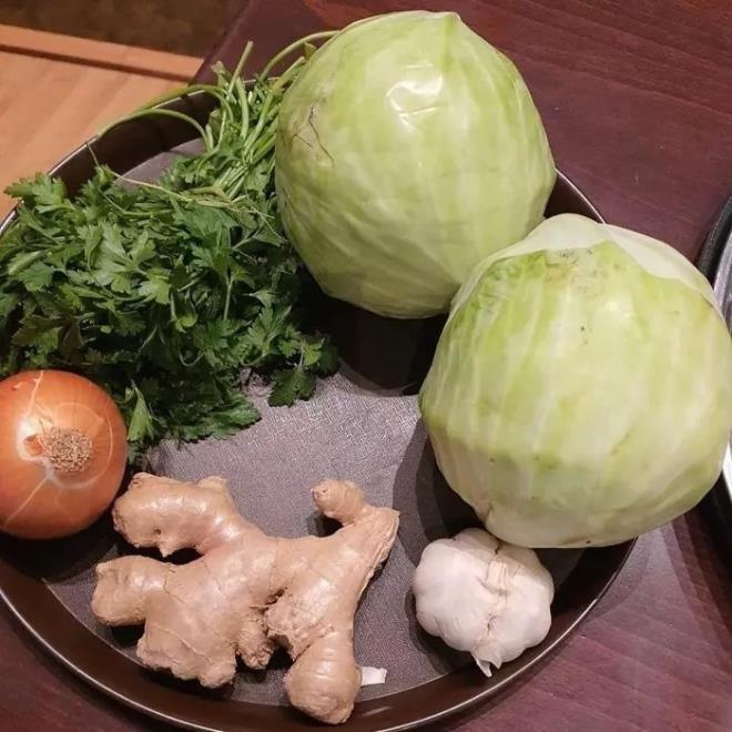 FAYDALARI<p>    -Alkol detoksu yapmay salar.<BR>    -Salkl bir ekilde hzl kilo vermeyi salar.<BR>    -Sellitleri eritir.<BR>    -Lahana suyu zayflamaya yardmc olur.