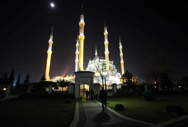 Hazreti Muhammed'in dnyaya terifi dolaysyla hicri takvime gre rebilevvel aynn 12'nci gn idrak edilen Mevlid Kandili, slam toplumlarnda peygamber sevgisinin kltrel hayata yansmas olarak asrlardr kutlanyor.