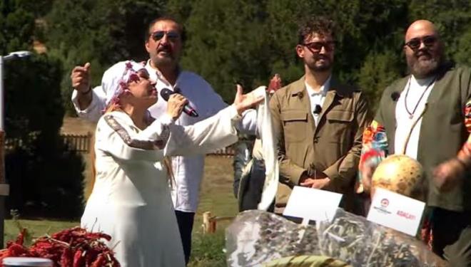 Bedia Akartrk Sanat hayatna yine doup byd zmir'in demi ilesinde balamtr, daha sonra yan byterek zmir Radyosu'nda almaya balayan sanat 9 yl zmir Radyosu'nda edindii birok tecrbenin ardndan Ankara Radyosu'nda gemitir.