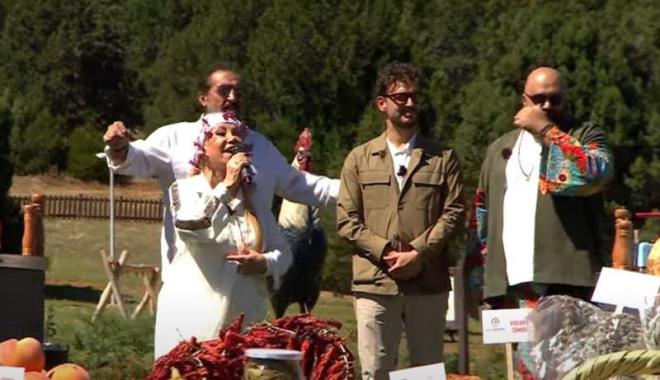 Bedia Akartrk, "Halkma kar ok sorumlu hissediyorum, irkin gzkmeyeyim. Ya ilerledike onu daha yaptramazdm. 5 sene sonra kme olacak onu nledim. Gen gzkeyim, gzel gzkeyim diye, doktorum da cesaret verdi. 10 sene sonrasn dndm, roketledim." eklinde konutu.