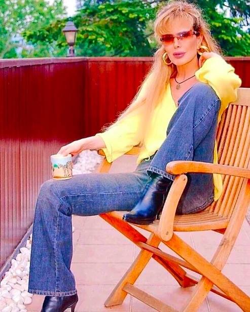 Canl yayna balanan Onur Akay "Evine davetliydim dn akam. Saba Tmer'in programnda dedii eyi syledi ve masadan kalkt...