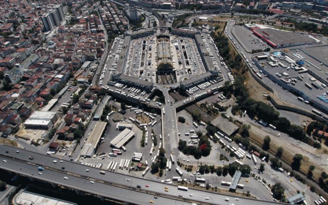 stanbul'da Esenler 15 Temmuz Demokrasi Otogar alarm veriyor. Uzmanlarn beklenen stanbul depreminde "ilk yklacak yer" olarak deerlendirdii Otogar'da alanlar da "Tabutta yayoruz" diyor. ddiaya gre, geen yl karot rnei alan yetkililer i yeri sahiplerine konuyla alakal herhangi bir aklama yapmad.