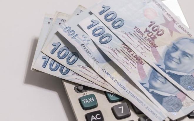 Memur ve emeklilerin merakla bekledii maa zammyla ilgili yeni dzenleme iin geri saym balad. Gzler Ekim aynda alacak olan Meclis'e evrilirken, memur ve emekli maalara ne kadar zam yaplacan merak ediyor. Yzde 37,76 ve yzde 49,46'lk zam oranlarnn masada olduu belirtilirken, SGK Uzman Emin Ylmaz yeni zaml maalar tek tek hesaplad. te yeni zamla birlikte en dk emekli ve memur maalar