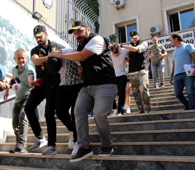 PHELLER ADLYEYE SEVK EDLD    Cinayet Bro Amirliinde ilemleri tamamlanan pheliler Mert O.B.(23) Gkay .(23), Hacer G.A.(23) Asayi ube Mdrlnden, yalar kk olduu iin ocuk ube Mdrlnde ilemleri yaplan H.E.A.(17), B.K.(17), B.E.L.(17) ise ocuk ube Mdrlnden adliyeye sevk edildiler. Basn mensuplarnn "Neden ldrdnz" sorusuna ise pheliler "Biz kimseyi ldrmedik." diye cevap verdiler.