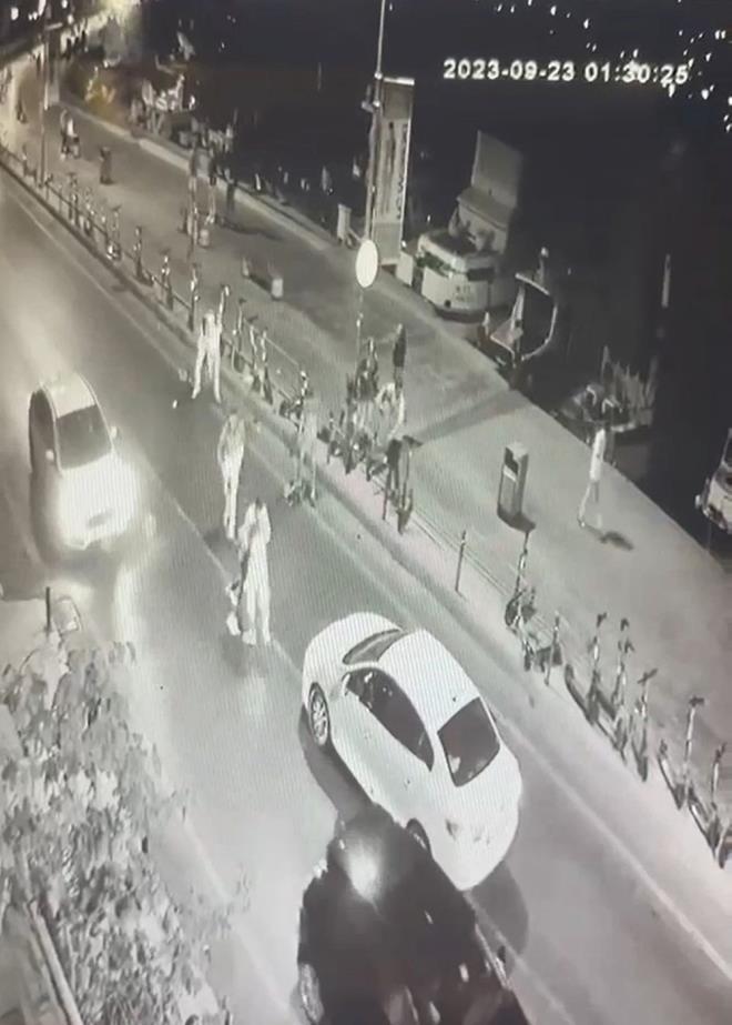 Baclar'da yakalanan pheliler kavgaya kartklarn kabul ederlerken "Elinde telefonla kfr ediyordu. Bir an gz gze geldik. Bize mi kfr ediyorsun diye sorduumuzda aramzda tartma kt. Konuurken bizden biri arkadan tekme atnca bir anda ortalk kart. Herkes birbirine vuruyordu. Ba tam olarak kimin kullandn gremedik. Kavga bittikten sonra korkarak oradan katk." dedikleri belirtildi.