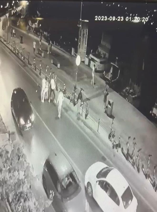 NE OLMUTU?    Beikta, Bebek Mahallesi'nde 23 Eyll saat 01.00 sralarnda meydana gelen olayda tekne alanlar Engin Gregen (24) ile Mazlum Doan (22), bakl bir grubun saldrsna urayarak ar yaraland. Saldrganlar olay yerinden kaarken, yaralanan iki gen kaldrldklar hastanede hayatlarn kaybetti.