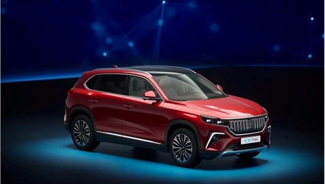 YAZILIMA GNCELLEME GELYOR    te yandan Trkiye'nin otomobili Togg'un iletim sistemi 2 aya kadar gncellenecek. Yenilenen iletim sistemi ile birlikte Togg srcleri YouTube uygulamasn ara park halindeyken kullanabilecek. Farkl navigasyon uygulamalar da akll cihazda kullanlabilecek.