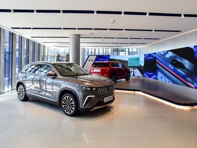 T10X, Austos ayndaki teslimatta rekor tazeledi. Austos aynda bin 965 ara, sahiplerine teslim edildi. Bylece Togg, elektrikli ara segmentinin lokomotifi olmay baard. Bugne kadar tketiciyle buluan T10X says 3 bin 400'e ulat. Eyll'de bu saynn da almas planlanyor.    3 bin 250'yi akn personel retim iin var gcyle alyor. Ayrca retim hatlarnda 250 robot iletiliyor. Gnlk 160 olan ara retim saysnn, Ekim ay itibaryla 280 olarak gncellenmesi hedefleniyor.