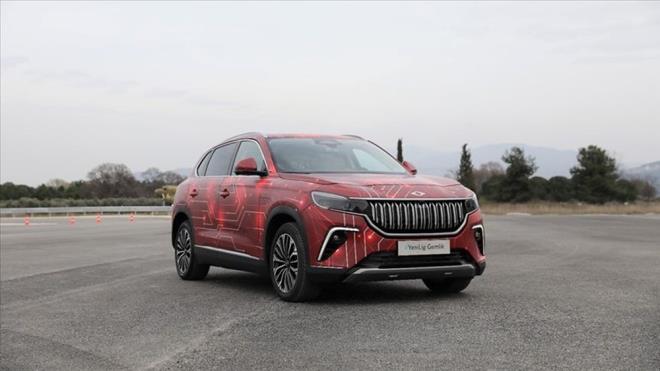 29 Ekim 2022'de grkemli bir trenle banttan indi. Ksa srede byk beeni toplad. Togg'a olan youn ilgi sat rakamlarna da yansd. 3 bin 400 adet ara tketiciyle bulutu. Yl sonuna kadar 26 bin 565 adet aracn sahiplerine teslimat hedefleniyor.