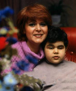 Nee Karabcek ve getiimiz yllarda kaybettii olu Hasan Ali