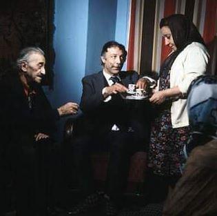 Bizim Aile, isteme sahnesinden usta oyuncular Mnir zkul ve Adile Nait