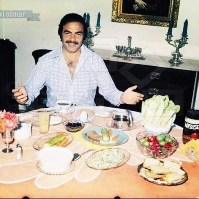 Haftsonu kahvaltsn evinde yapan Ayhan  Ik (1973)