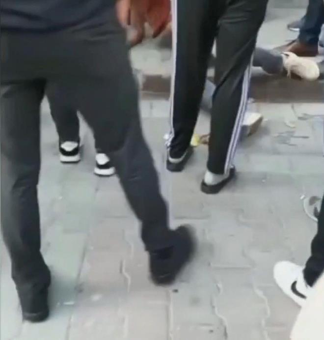 evredekiler durumu fark edince Alican A.'nn yanna geldi. Gen kadn durumdan haberdar eden vatandalar, Alican A.'y dvmeye balad.