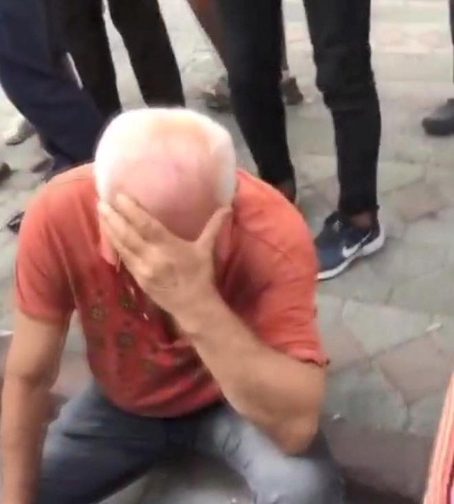 Mahalle sakinleri tarafndan dvlen Alican A., ihbar zerine olay yerine gelen polis ekipleri tarafndan gzaltna alnd.