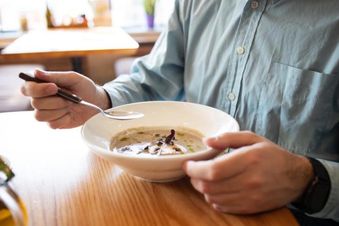 Gribe iyi gelen orba eitleri vcudu ksa srede ayaa kaldryor. Tm orbalara kemik veya et suyunun eklenmesiyle vcuda hem kolajen destei salanyor hem de souk algnl gibi hastalklardan koruyor.