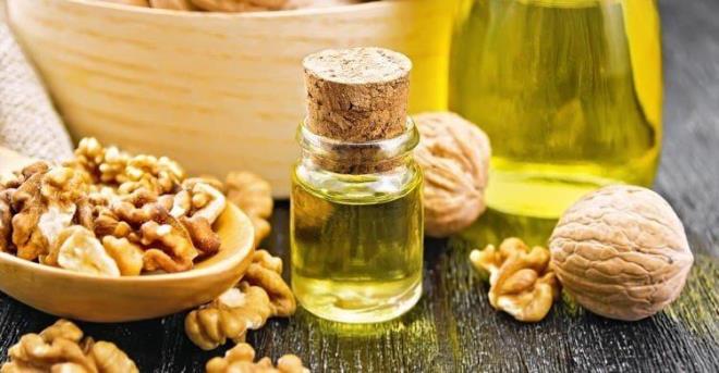 Yaplan aratrmalar sonucu cevizin vcuda etkisi ortaya konuldu.      almada bir avu ceviz yiyen kiilerin yaklak 4 saat sonra kan damarlarnn esnekliinde ve kolesterol seviyelerinde kan akna yardmc olacak dzeyde gelime kaydedildi.