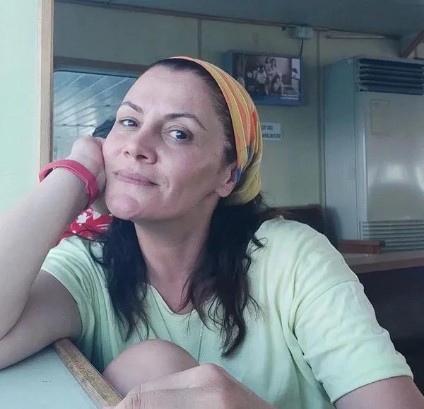 "ntihar diye duyduk"  <p>  Olayn yaand yere yakn bir yerde altn syleyen Turul Yksel isimli vatanda ise, ?Ambulanslar ve polisleri grnce bu tarafa geldim. Kendini vurmu diye duyduk, intihar diye duyduk. Kim olduunu renemedik, sanat diye duyduk. Polisler de bizi buraya yaklatrmad zaten. Biz de uzaktan baktk? diye konutu.