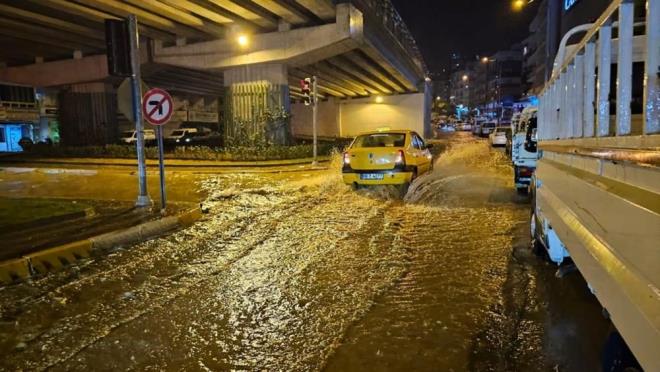 Belediye ekipleri ise saanak yan ardndan gle dnen yollarda alma balatt. Yal havann nmzdeki gnlerde aralklarla etkili olmas bekleniyor.