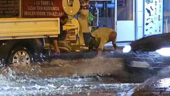 zellikle Trkmen Mahallesi ve sahil bandndaki yollar gle dnd. Baz vatandalar kapanan rgar kapaklarn elleriyle amaya alt.