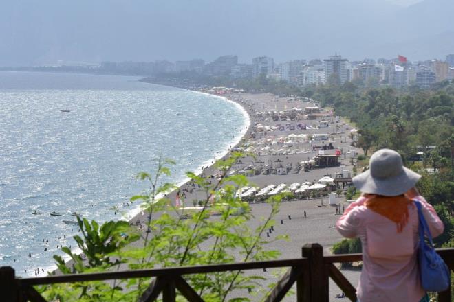 Hava scaklnn 29, deniz suyu scaklnn 28 derece kaydedildii ehirde, kent sakinlerinin yan sra yerli ve yabanc turistler Konyaalt, Sarsu ve Lara plajlarnda younluk oluturdu.