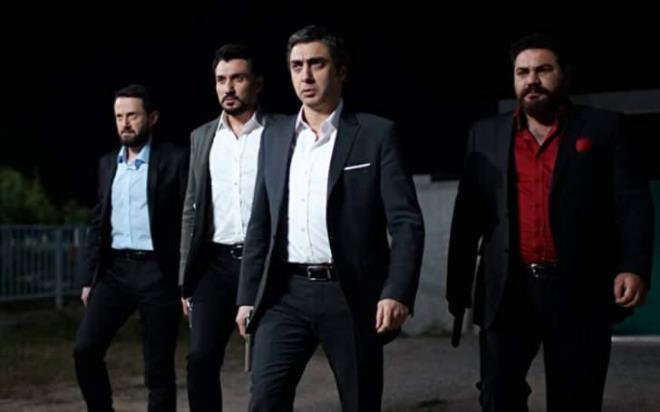 "Kurtlar Vadisi Pusu" dizisinde Polat Alemdar'a yaknlyla bilinen "Cahit Kaya" karakterini oynayan Cahit Kayaolu uzun zamandr ortalkta yoktu. Getiimiz gnlerde grntlenen nl isim, deien grntsyle herkesi hayrete drd.