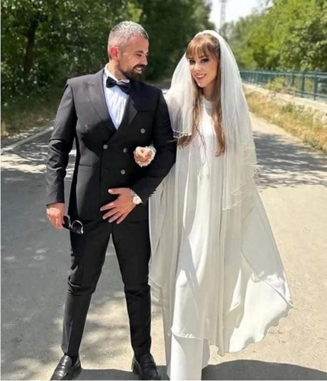 iftin nikahna ailelerin katlmamas ise evlilie kar olduklar ynnde dedikodular beraberinde getirdi. Necla Nazr telefonla baland canl yaynda damad ve kzna olan sevgisinden bahsetti.