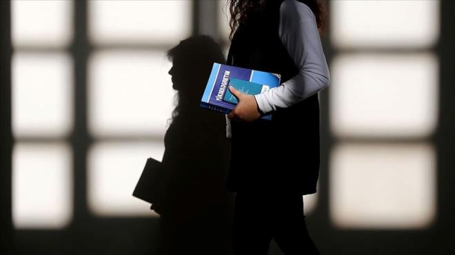 Bavuru srasnda renciden ekonomik, sosyal ve eitim durumuna ilikin bilgiler talep edilmekte ve bu bilgiler kamu kurumlarndan alnan veriler ile karlatrlarak teyit edilmektedir. Yaplan deerlendirme sonucunda bte durumuna gre belirlenen sayda renciye burs verilmekte, durumu mevzuata uygun dier tm rencilere ise renim kredisi verilmektedir.