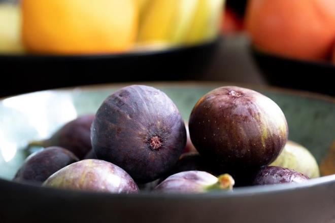 ZEYTNYALI NCR KR NASIL YAPILIR?<BR>      Kurutulmu incirde kalsiyum ve fosfor oran yksektir. Bu yzden di, kemik ve eklemler iin ok yararldr. ncirdeki tm vitaminler, proteinler ve mineraller hcrelerin yenilenmesini ve gen kalmay salar.<p>Zeytinya ise birok adan salkl bir besindir. Ancak kuru incir ve zeytinyandan yaplan bu kr ile tm bu faydalar iki katna karabilirsiniz. Yapm ok basit olan bu tarif iin gereken malzemeler, doal zeytinya ve kuru incirdir. Baka hibir katk maddesine ihtiya yoktur. Evinizde dilediiniz miktarda yapabilir ve aylarca tketebilirsiniz.