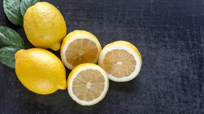 Bulak makinesine 2-3 dilim limon eklenmesi, kt koku problemini nleyebilir. Ayrca sz konusu yntem olduka basit bir ekilde uygulanyor. Nitekim sz konusu yntemin uygulan aada yer alyor.