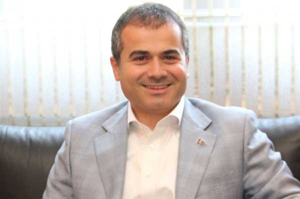 Bakan Kl, aklamasn yapt ama topu da Babakan Erdoan'a atmay da ihmal etmedi: Eer bu benim niyetimle olacaksa benim bu ynde bir niyetim yok. Benim arzumla olacaksa benim bu ynde bir arzum da yok, benim isteimle olacaksa bu ynde bir isteim de yok. Bunu rahatlkla syleyebiliyorum. Ama genel bakanmzn, partimizin yetkili kurullarnn uygun grecei grevin ne olduu konusunda bugnden bir akl yrtmek mmkn deil, o iradeye sayg duymak lazm.