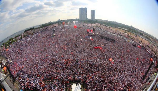 Baz bakanlar aday olmayacan kesin bir dille aklarken bazlar da topu Babakan Erdoan'a att.