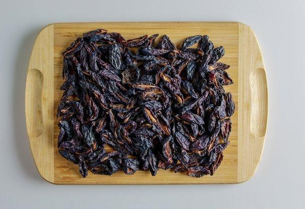 ZEYTNYAINDA BEKLETLM KURU ERK:<br>    Kuru eriin sindirim sistemini rahatlatt herkes tarafndan biliniyor ancak uzmanlar zeytintanda bekletildikten sonra tketildiinde faydalarnn katlanarak arttn belirtti. 3 tane kuru erii dilimleyerek zerine bir kak zeyinya ekleyin.