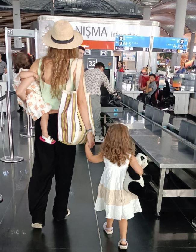 Bu mutlu evliliinden Lalin ve Leyla adnda kzlar bulunan Kobal ayn zamanda iki kz ocuu annesi.