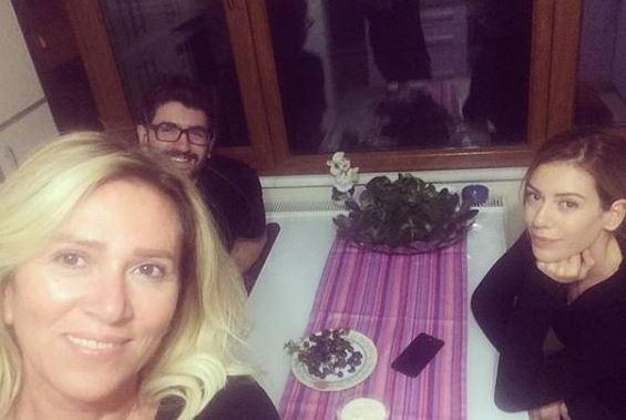 Kullanclar, nl oyuncunun annesi iin "Ablas sandm", "Kim der 2 torun sahibi", "Annesi kzna ta kartt" yorumlarn yapmaktan kendini alkoyamad.