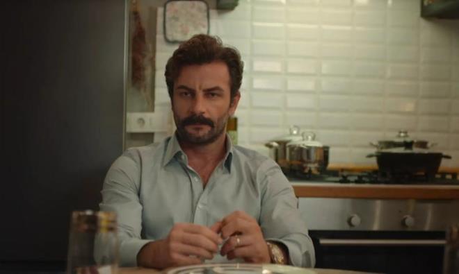 Ama her eyden nemlisi hibir zaman desteini, sevgisini, ilgisini ve alakasn esirgemeyen yle gzel bir kitle var ki, ben bunun iin zaten elimden geldiince her frsatta teekkr ediyorum. Kalplerimiz bir, onlarla da ok gzel bir aile olduk desem yanl olmaz. Allah herkesin kalbine, gnlne gre versin." eklinde konutu.