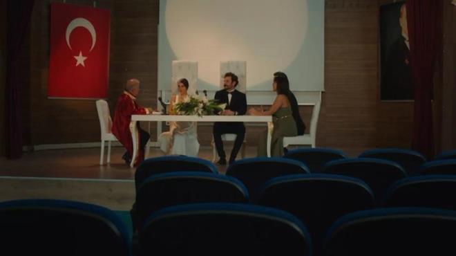 Aslnda sosyal medyayla aram iyiydi, fakat i younluundan u sralar biraz uzak yayorum. Eletiriye her zaman ak oldum ama malum bazen eletiri boyutunda kalmyor. Sanrm biraz soudum demek daha doru.