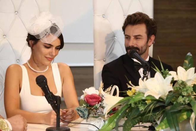 Dizinin sosyal medyada ilgi grmesinden memnun olduunu ifade eden yakkl oyuncu, "Hi tanmadmz ya da tanmadmz insanlar tarafndan bu derece sevilmek ok gzel bir duygu. Sanki onlarn ailesinin bir parasymz gibi. Gsterdikleri ilgi, alaka ve sevgi benim iin o kadar nemli ki, bunu birok eye deimezdim. Hepsi iyi ki var.