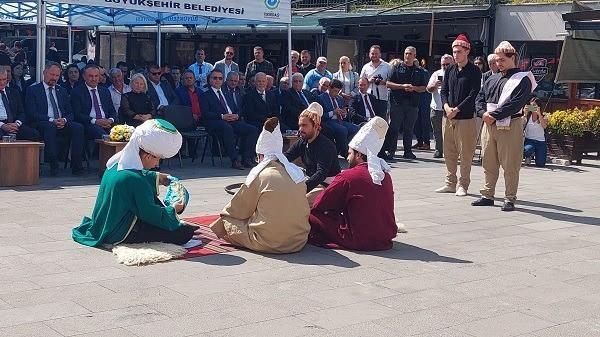 Tiyatroda gsterilen uygulama ile Osmanl dneminde raklk, kalfalk ve ustalk iin ne kadar zor bir sreten geildiinin nemine de vurgu yaplrken, pabucu dama atlmak deyimi ise genellikle
