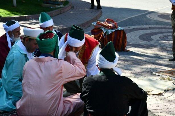 Ak alanda dzenlenen tiyatroyu vatandalar byk bir ilgiyle izledi.