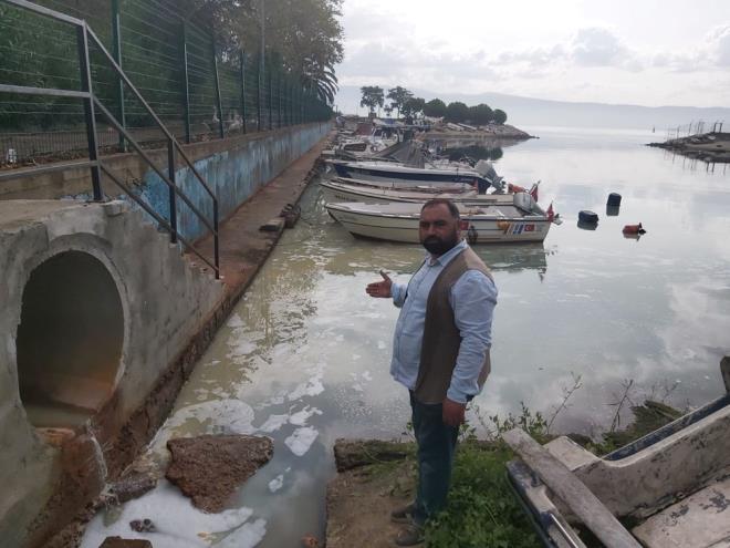 ''BALIKLAR SUYUN NDE TERS DNM''    Gebze-Dilovas Ekoloji ve Salk Dernei Bakan smail Sami duruma tepki gstererek, "u an ciddi bir ekilde kimyasal akmakta. Ciddi bir kokusu da var. Burada durmakta zorlanyoruz. Balklar suyun ierisinde ters dnm.'' dedi.